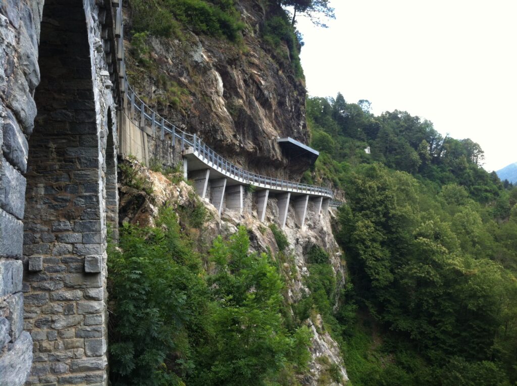 Ponte in fase di allargamento. Opera di genio civile in Ticino nelle Centovalli.