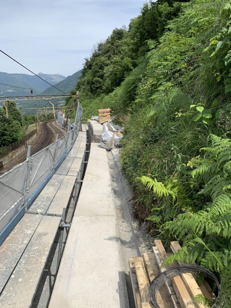 Ingegnere civile al lavoro su linea ferroviaria FFS in Ticino.